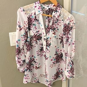 White and Fuschia Floral Blouse w/Lace Shoulder